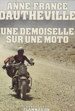 Une demoiselle sur une moto