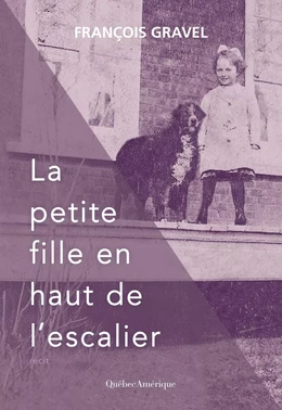 La petite fille en haut de l’escalier