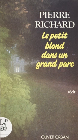 Le petit blond dans un grand parc