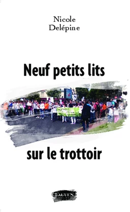 Neuf petits lits sur le trottoir